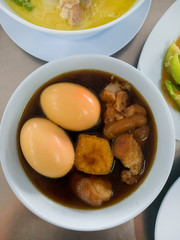 Eggs and pork in brown sauce frogs