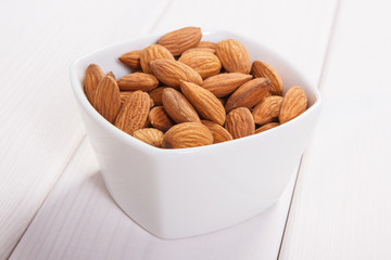 Almonds containing zinc and dietary fiber, healthy nutrition