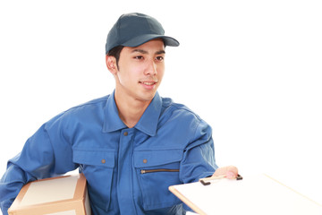 荷物を運ぶ笑顔の男性
