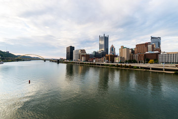 Obraz premium Dramatyczny Skyline Downtown nad rzeką Monongahela w Pitt