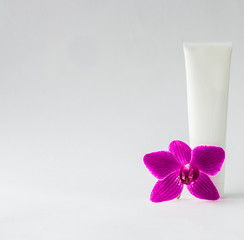 флакон с орхидеей