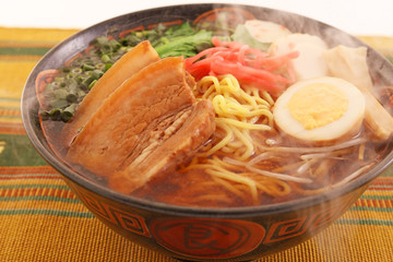 沖縄伝統の三枚肉そば
