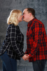 Liebendes Paar freut sich auf ihr Baby und küssen sich