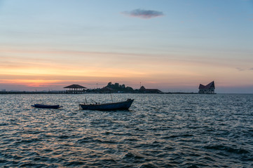 Obraz premium Koh Loi in during sunset from public park of sriracha view point, chonburi province
