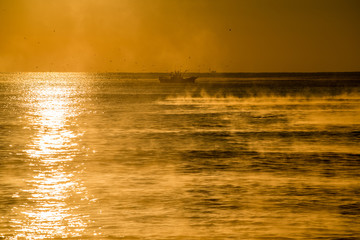 朝焼けの中の漁船