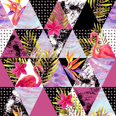 Triangles abstraits de grunge et de marbre avec des fleurs tropicales, des feuilles