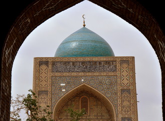 Türkis-blaue Kuppel der Kalon-Moschee in Buchara - obrazy, fototapety, plakaty