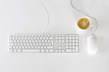 iMac Tastatur und Maus mit Kaffee auf Schreibtisch - obrazy, fototapety, plakaty