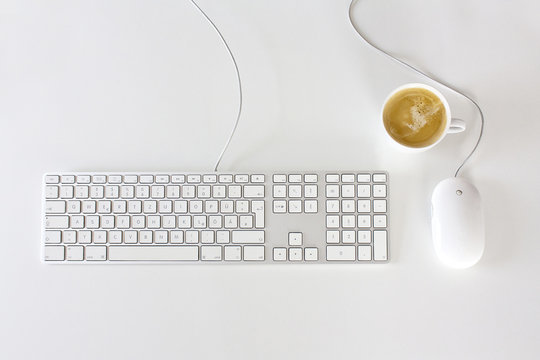 iMac Tastatur und Maus mit Kaffee auf Schreibtisch