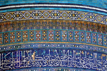Türkis-blaues Kuppeldetail der Miri-Arab-Medrese in Buchara