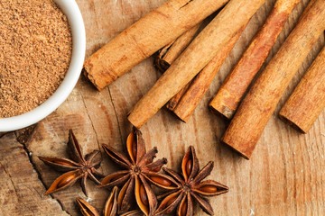 Canela y anís estrellado sobre tabla de madera rústica. Vista superior