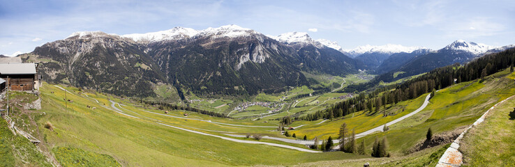 Panorama svizzero e vallata con Zillis
