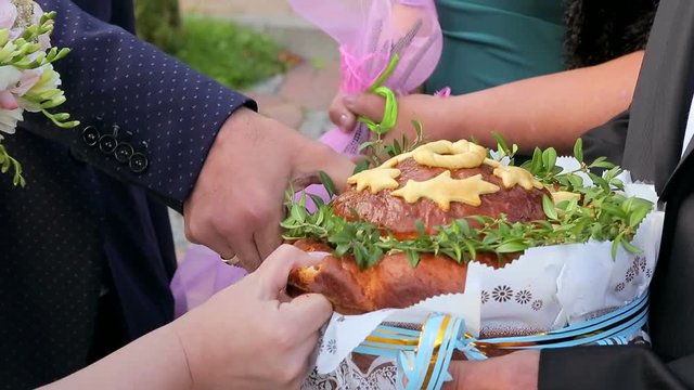 Bride breaks off a piece of wedding loaf