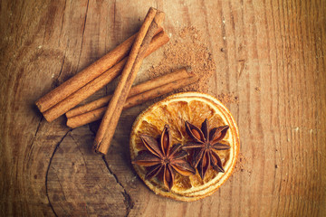 Anís estrellado, canela y rodajas de naranjas sobre fondo de madera rústico. Vista superior. Copy...