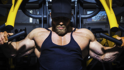 handsome bearded bodybuilding man - obrazy, fototapety, plakaty