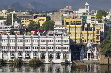 Obraz premium beautiful landscape of the city of Udaipur and the lake Pichola in India 