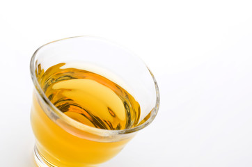 お茶の入ったガラスのコップ