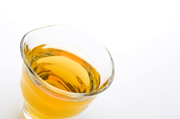 お茶の入ったガラスのコップ