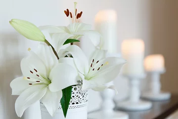 Papier Peint photo Lavable Nénuphars Lys blancs dans un vase sur fond de bougies. Fleurs. Carte postale