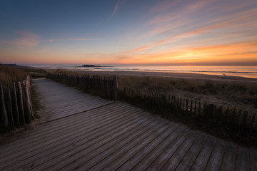Coucher de soleil sur la plage de Fort Bloqu&eacute; (GR34) - Ploemeur en Bretagne