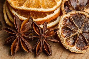 Anís estrellado y rodajas de naranja. Vista de frente y de cerca. macro
