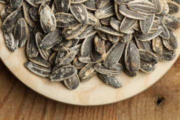 Semillas de girasol sobre un cuenco de madera. Vista superior y de cerca. Macro