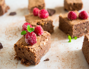 Несколько кусочков удивительно вкусного и шоколадного десерта брауни, который оценят все любители шоколада. А малина своей кислинкой подчеркнет шоколадный вкус десерта.