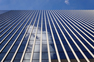 高層ビルのガラスに映る白い雲
天空に聳える高層ビルが青空を突き抜けるようでダイナミックな印象だ。