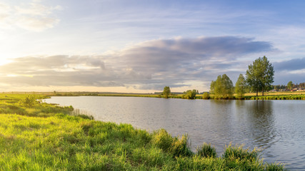 летний пейзаж на берегу реки с отражением деревьев в воде, Россия, Урал, июнь © 7ynp100