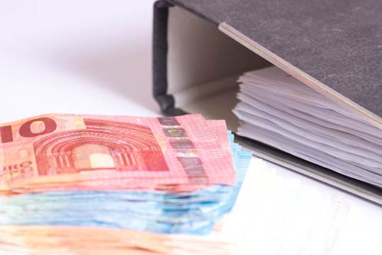 Euro Geldscheine und ein Ordner mit Unterlagen
