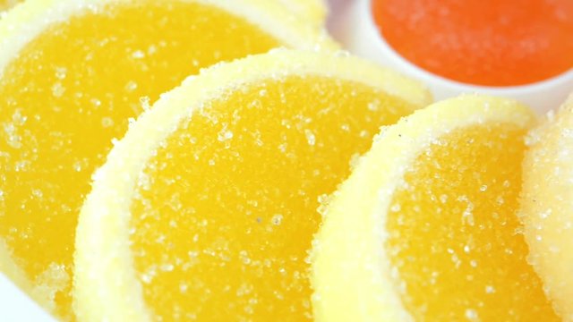 Gelatine di frutta zuccherate rotanti su sfondo bianco