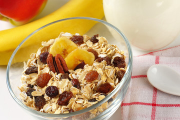 bowl of oat flakes with raisins