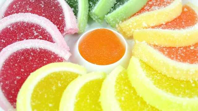 Gelatine di frutta zuccherate rotanti su sfondo bianco