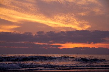 sole al tramonto sul mare in inverno