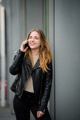 Obraz premium On phone - teen in street