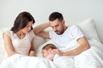 Obraz na płótnie Canvas family sleeping in bed at home