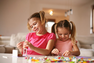Obraz na płótnie Canvas Girls playing at home.