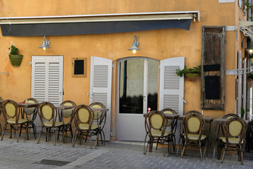 Straßencafe in Saint-Tropez an der Cote d´Azur