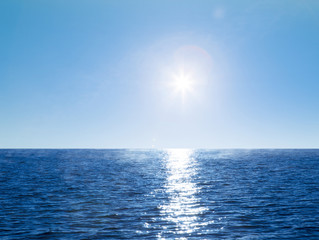 Naklejka premium sonne über dem Meer
