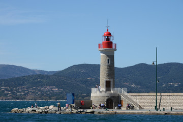 Fototapeta na wymiar Leuchtturm Hafeneinfahrt Saint-Tropez an der Cote d´Azur