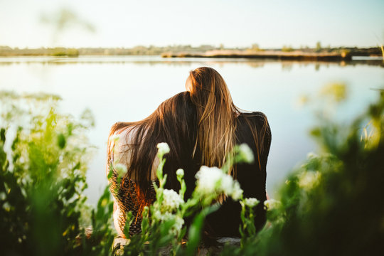 Chicas en body en lago
