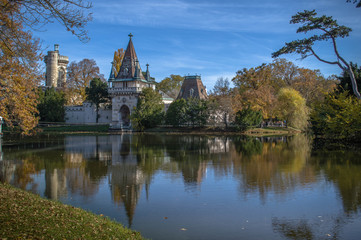 Schlosspark. Herbst. Schloss. Burg. Herbs im Wald.