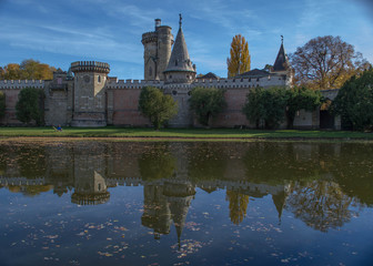 Obraz premium Schlosspark. Herbst. Schloss. Burg. Herbs im Wald.