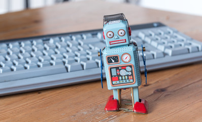 Chatbot, Social Bot, Tastatur im Hintergrund