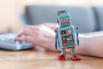 Chatbot, Social Bot, Tastatur und Hände