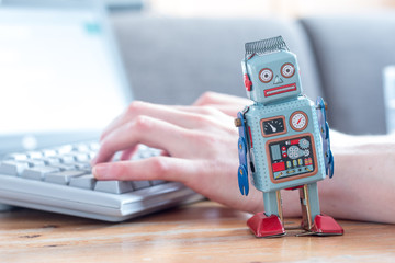 Chatbot, Social Bot, Tastatur und Hände