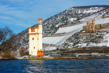 Binger Mäuseturm (lInks), Burg Ehrenfels (rechts). Dezember 2012.