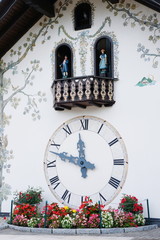 Große Schwarzwalduhr an der Hauswand