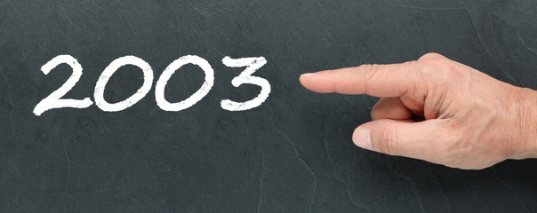 2003 à la craie et montrer du doigt sur ardoise