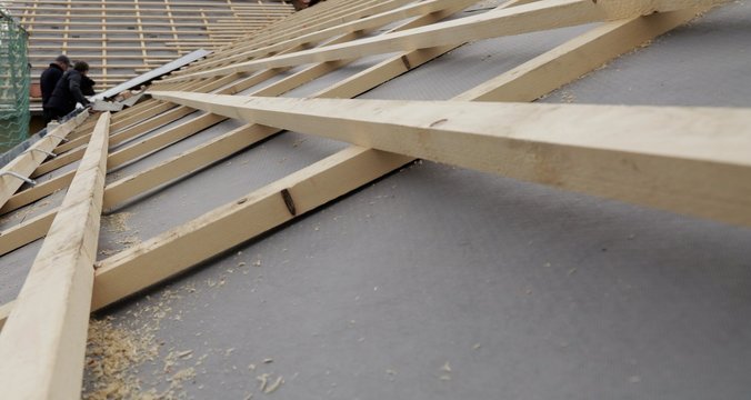 Ein Steildach wird neu eingedeckt